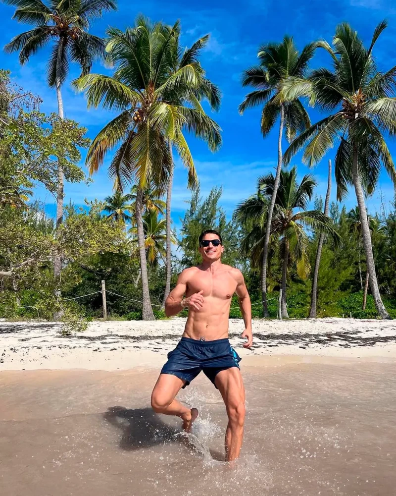 Álex González en bañador en la playa.