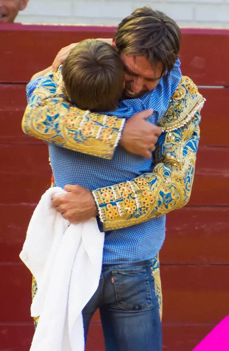 Manuel Díaz abrazando a su hijo Manuel.