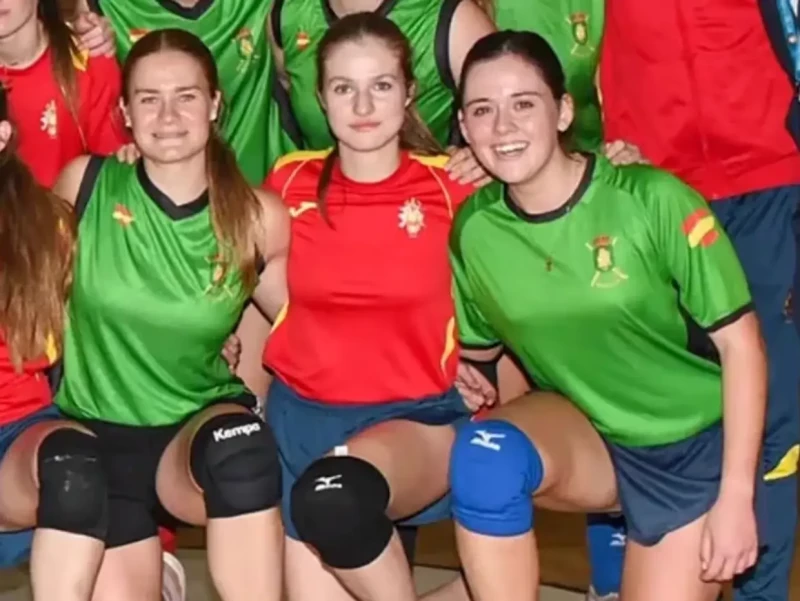 Leonor entre dos contrincantes tras un partido de voleibol.