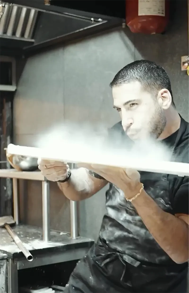 Miguel Ángel Silvestre soplando harina en la cocina.