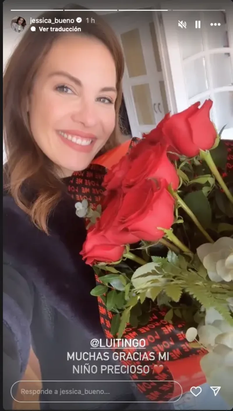 Jessica Bueno, presumiendo del ramo de flores que le ha regalado Luitingo.