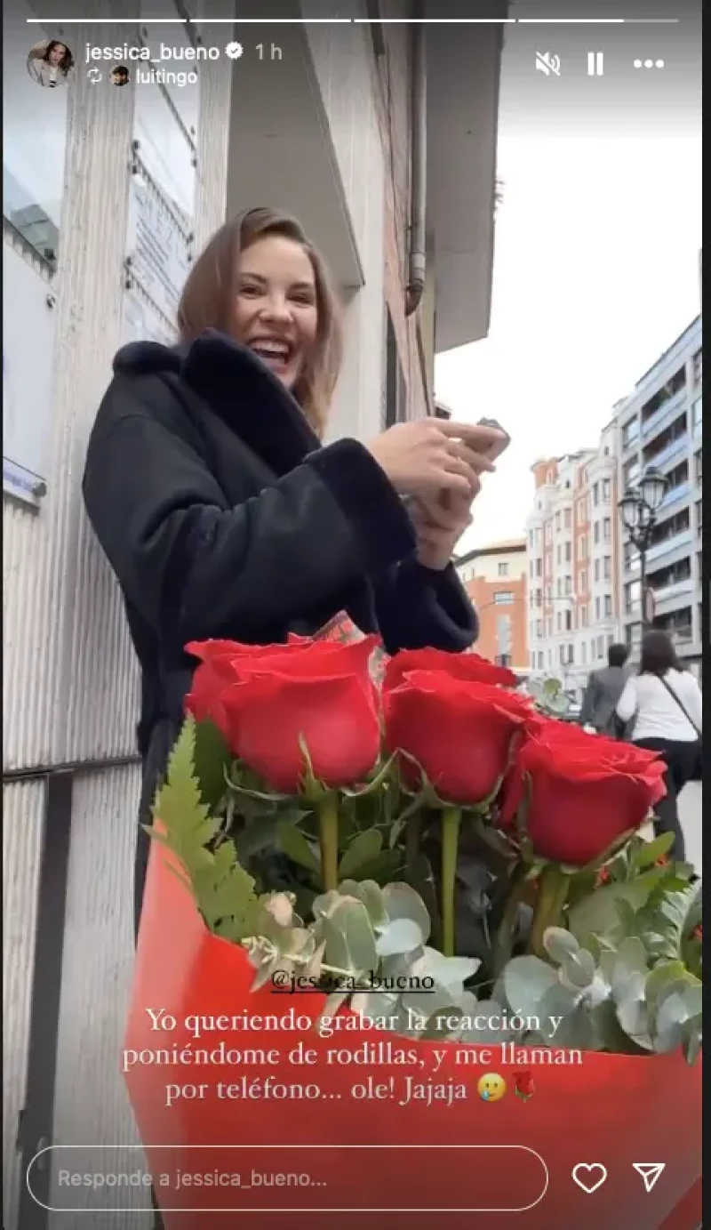 El momento en el que Luitingo le ha dado el ramo de flores a la modelo.