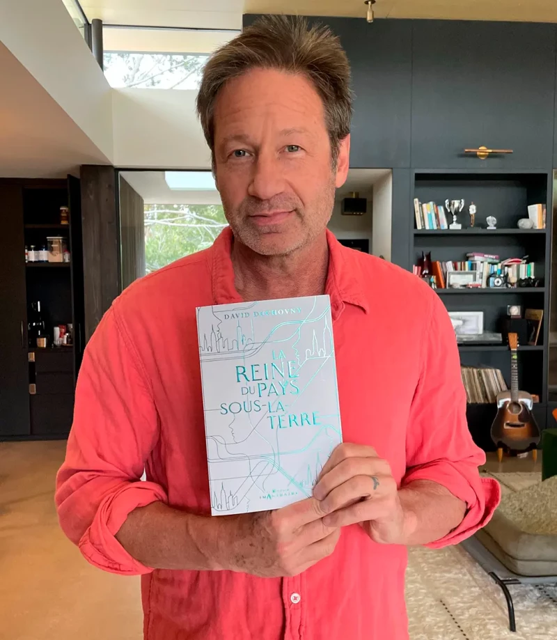 David Duchovny posando con su libro.