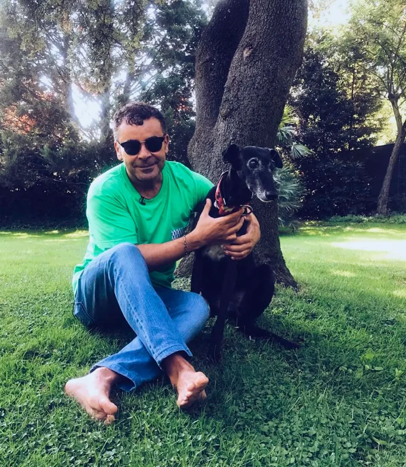 Jorge Javier Vázques en un parque abrazando a su difunta perra Lima.