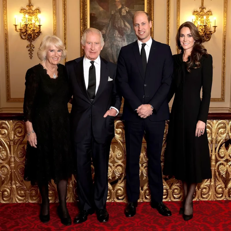 Guillermo de Inglaterra con Carlos III, Camilla Parker-Bowles y Kate Middleton.