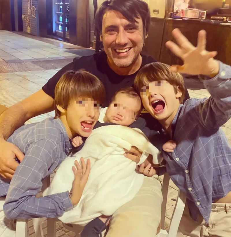 Ion Aramendi posando con sus tres hijos.