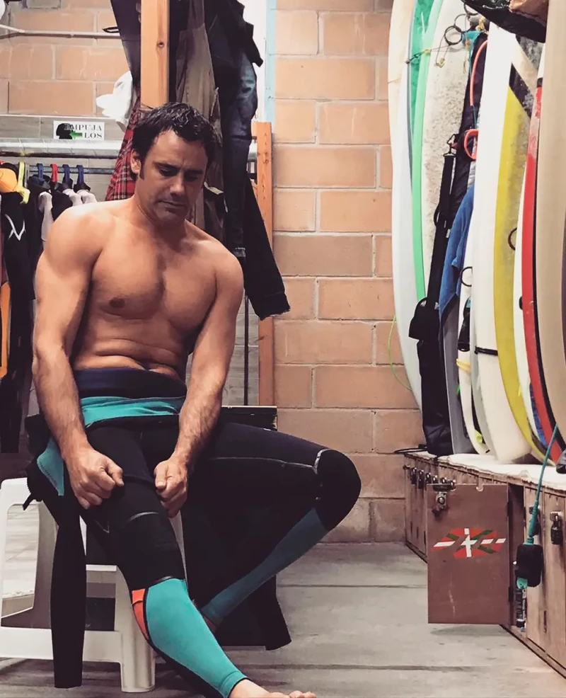 Ion Aramendi vistiendo un neopreno para practicar surf.