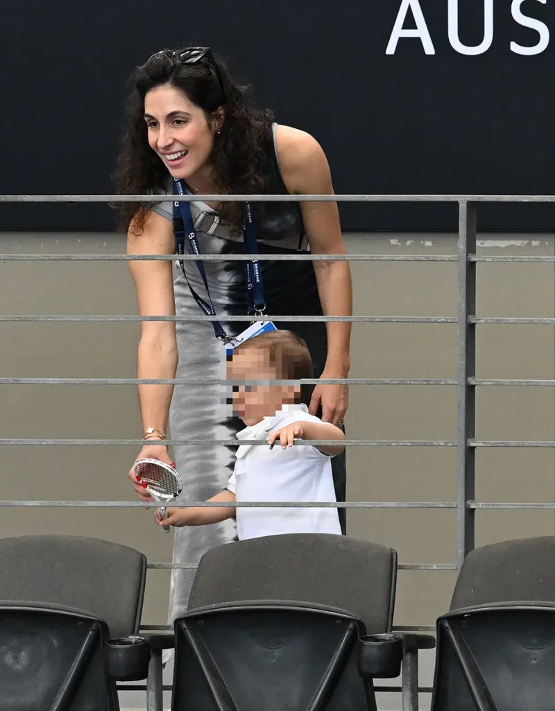 Su mujer, Mery, con su hijo Rafa Jr. en la grada viendo jugar a Rafa Nadal durante el open de Australia.
