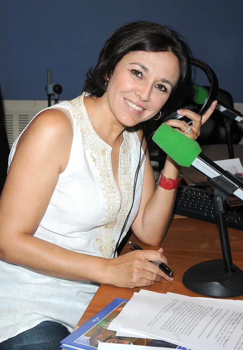 Isabel Gemio trabajando en la radio.