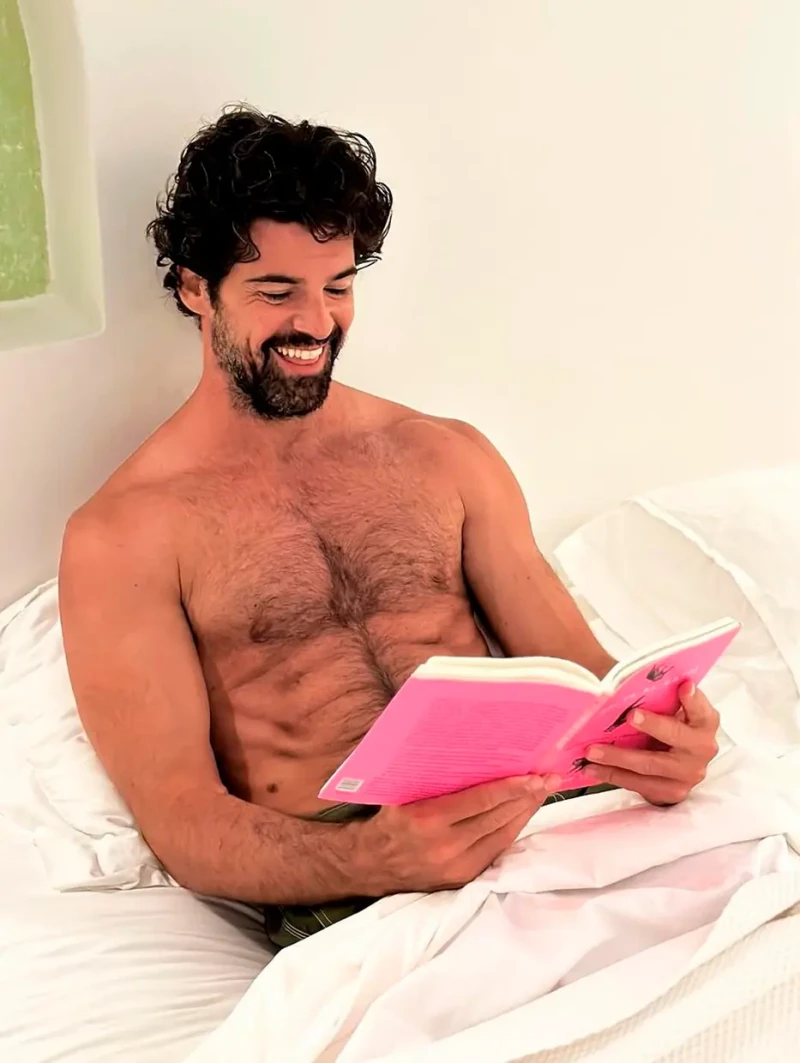 Miguel Ángel Muñoz leyendo en la cama.