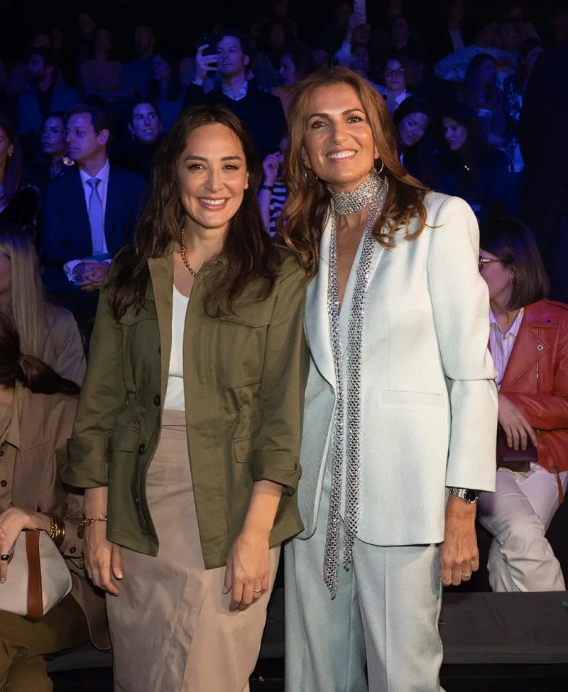 Tamara Falcó posando junto a su amiga durante el desfile de Pedro del Hierro.