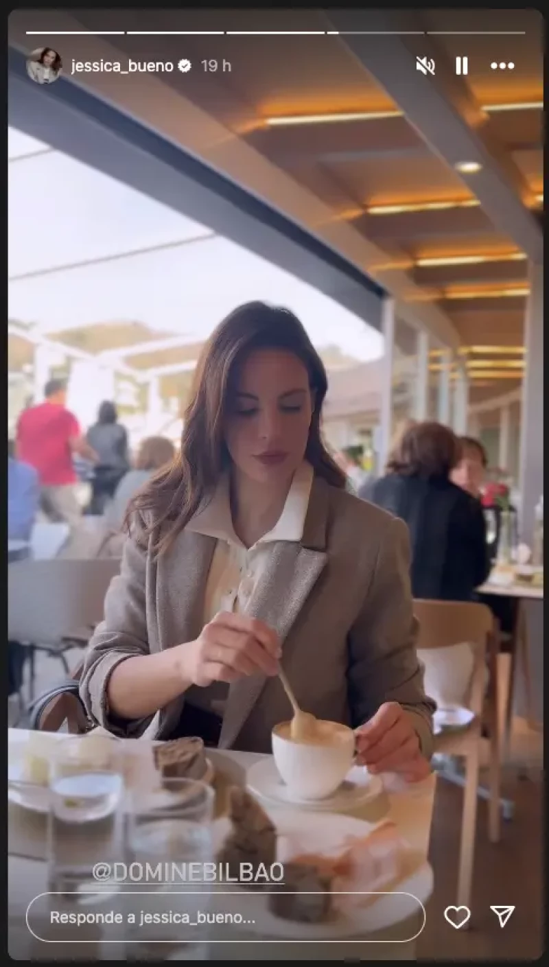 JESSICA BUENO TOMANDO CAFÉ