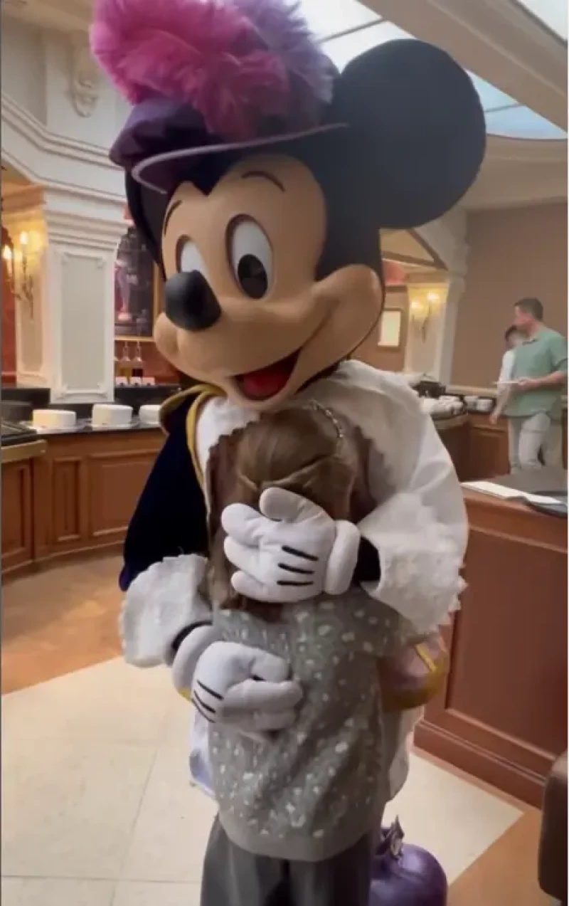 Lola abrazando Mickey okis