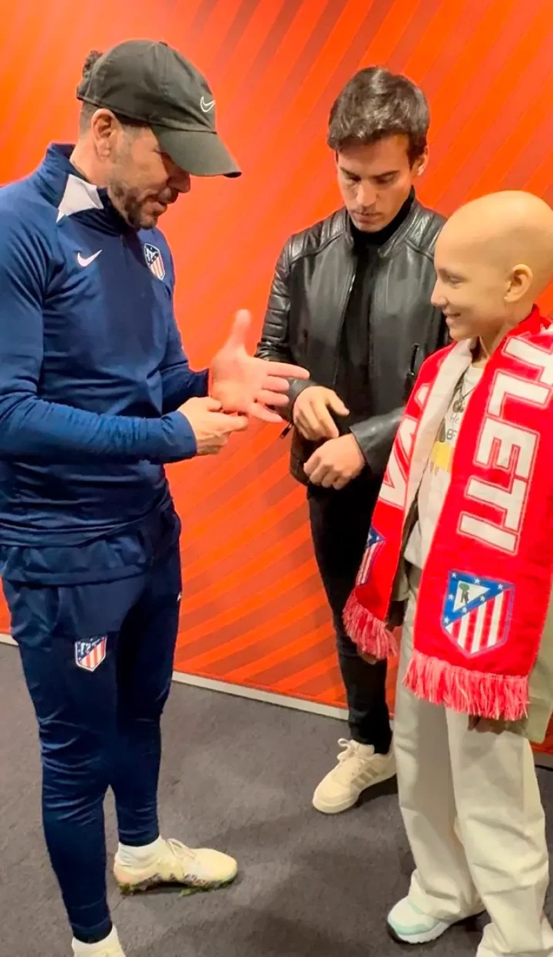 María con el entrenador del Atlético de Madrid.