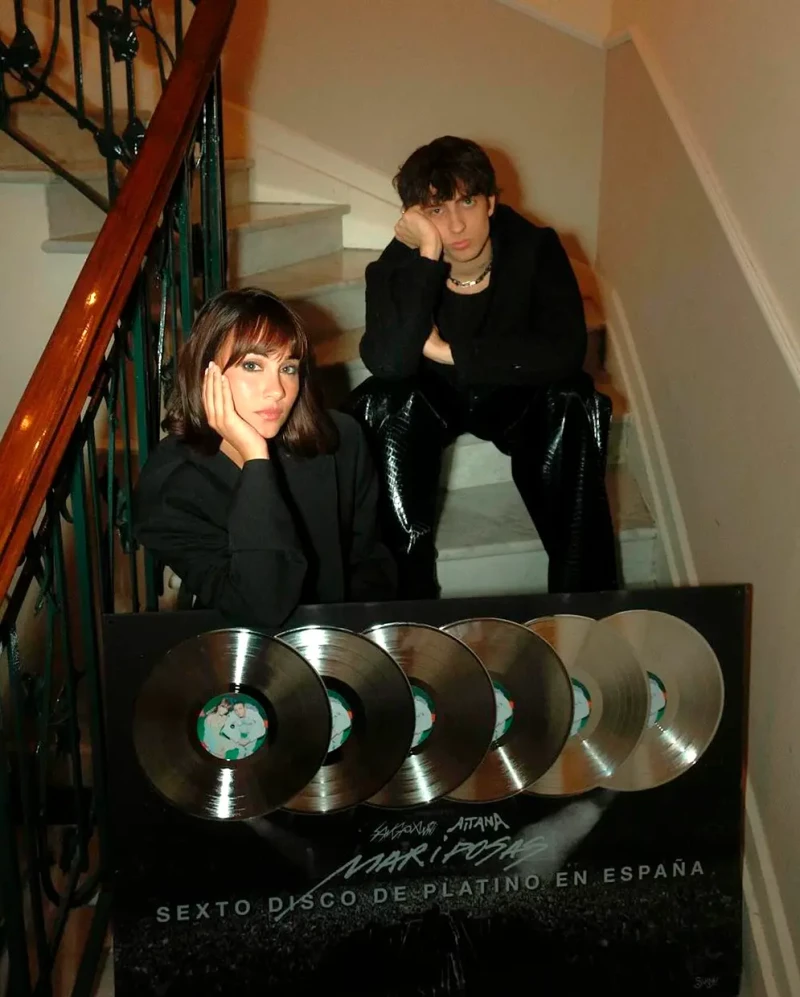 Aitana con Sangiovanni y sus discos de platino.