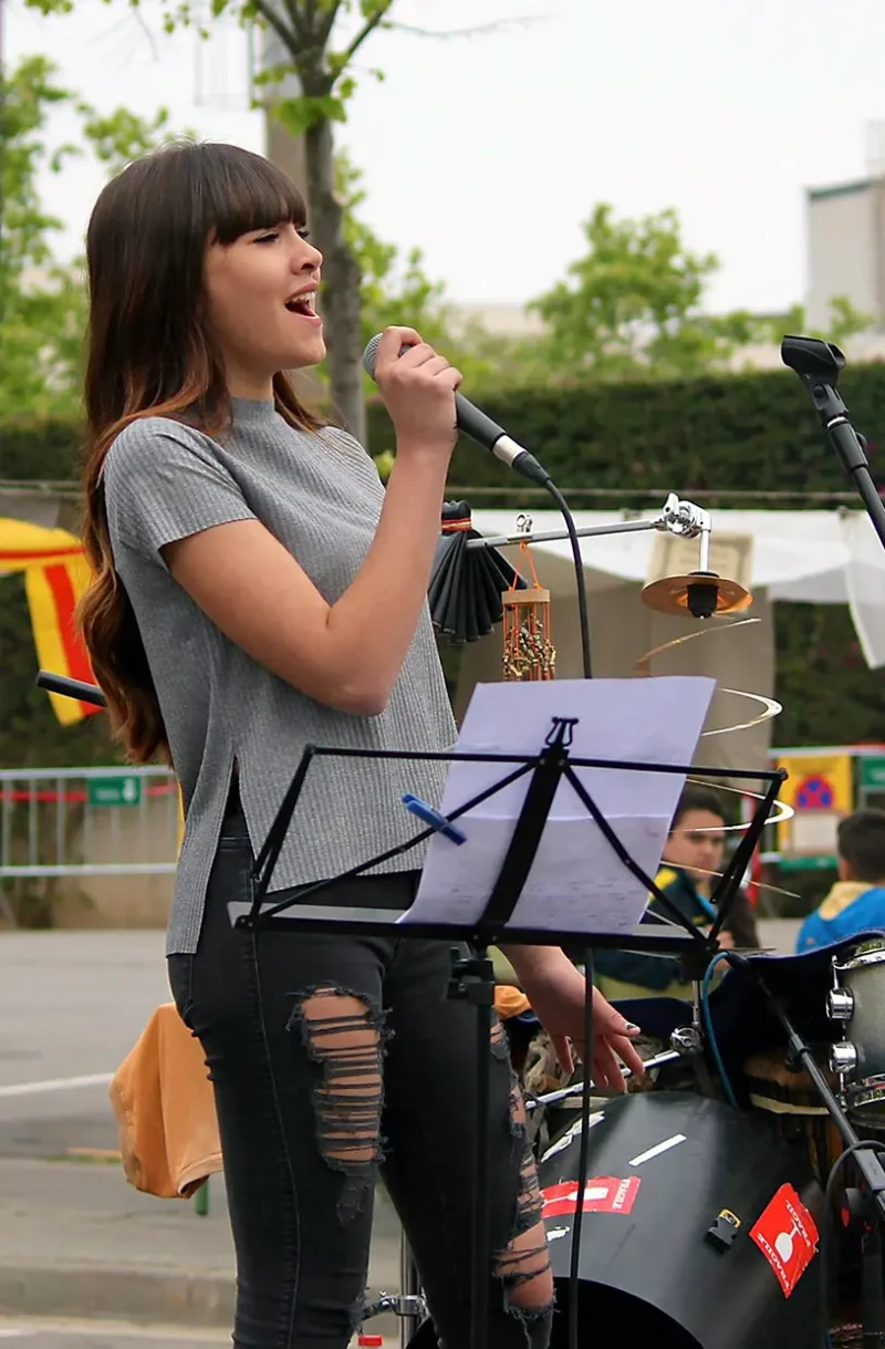 Aitana cantando.