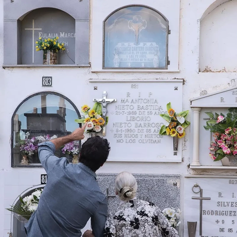 la tata y miguel angel muñoz viendo lapida madre