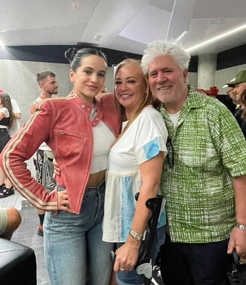 Belén Esteban posando junto a Rosalía y Pedro Almodóvar.