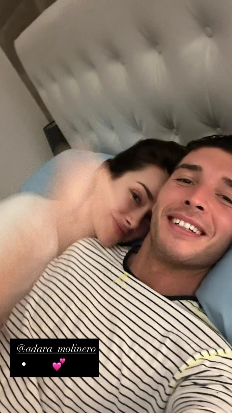 Adara Molinero y Alex Ghita desde la cama.