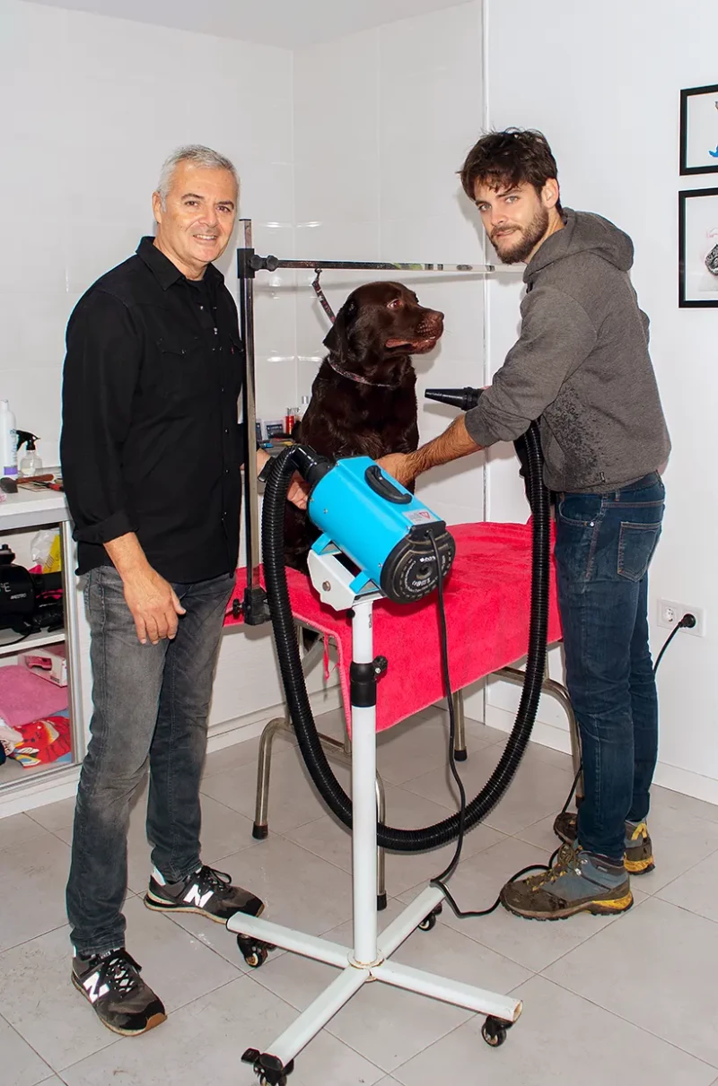 Nacho Sierra con su hijo en la clínica canina.