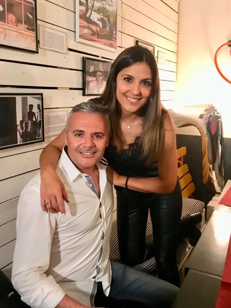 Nacho Sierra con su pareja.