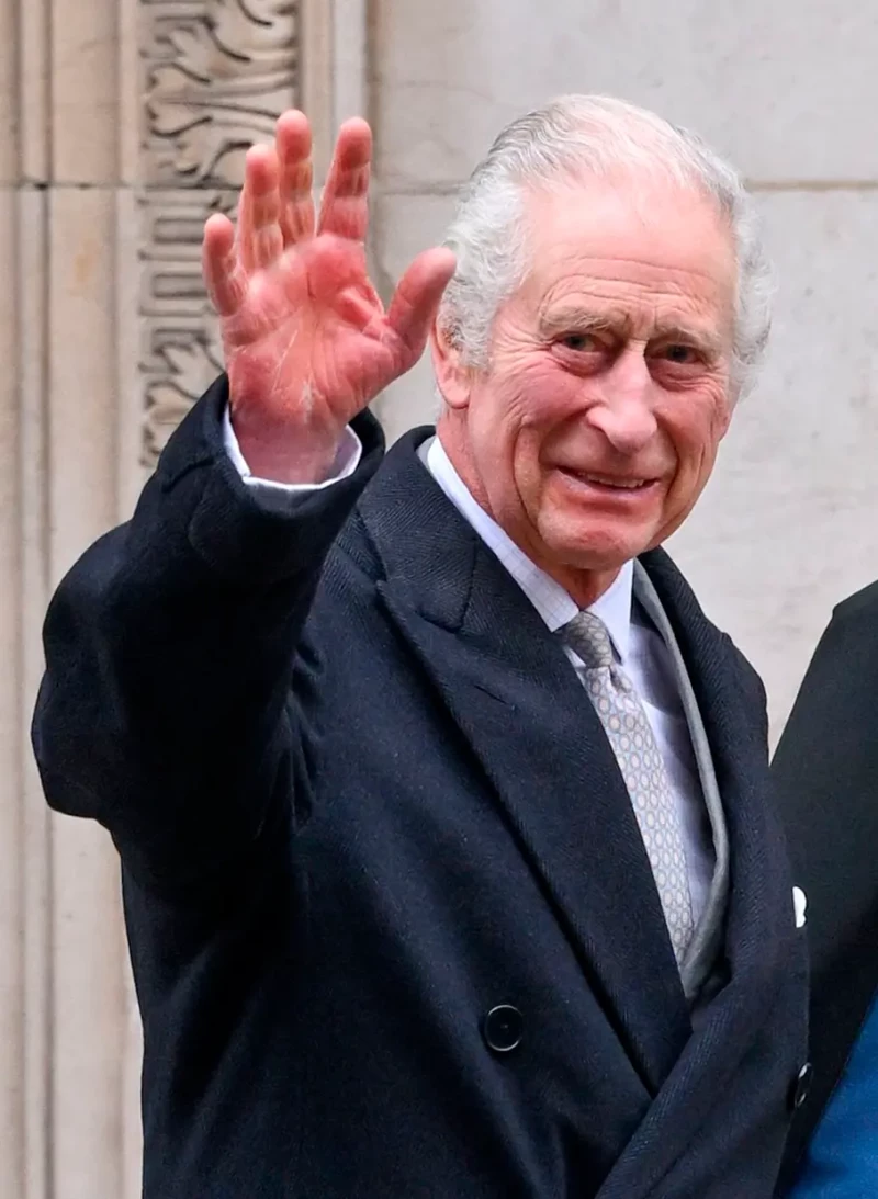 Rey Carlos de Inglaterra saludando.
