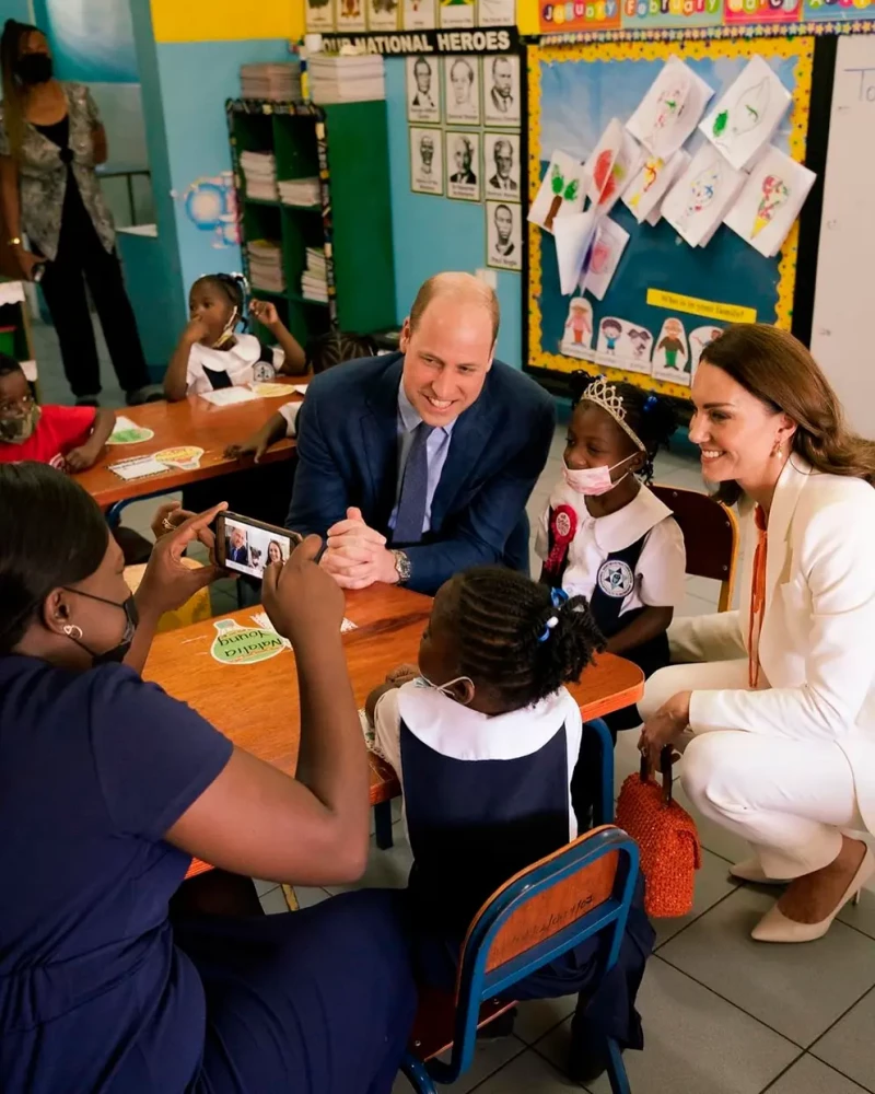 Guillermo y Kate con niños negros.