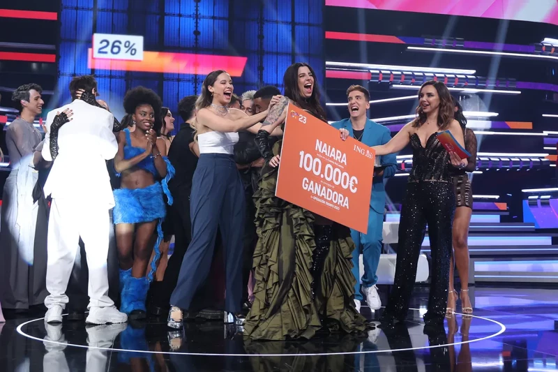 Naiara recibiendo su premio de la mano de Chenoa y rodeada de sus compañeros.