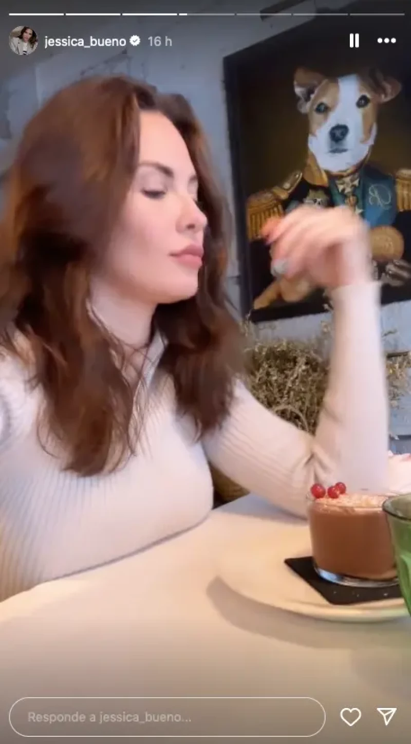 Jessica comiendo dulce en restaurante