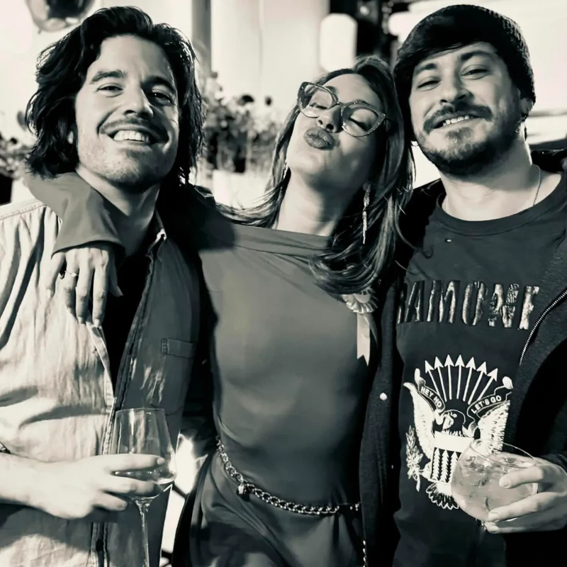 Ana Guerra posando con sus amigos.