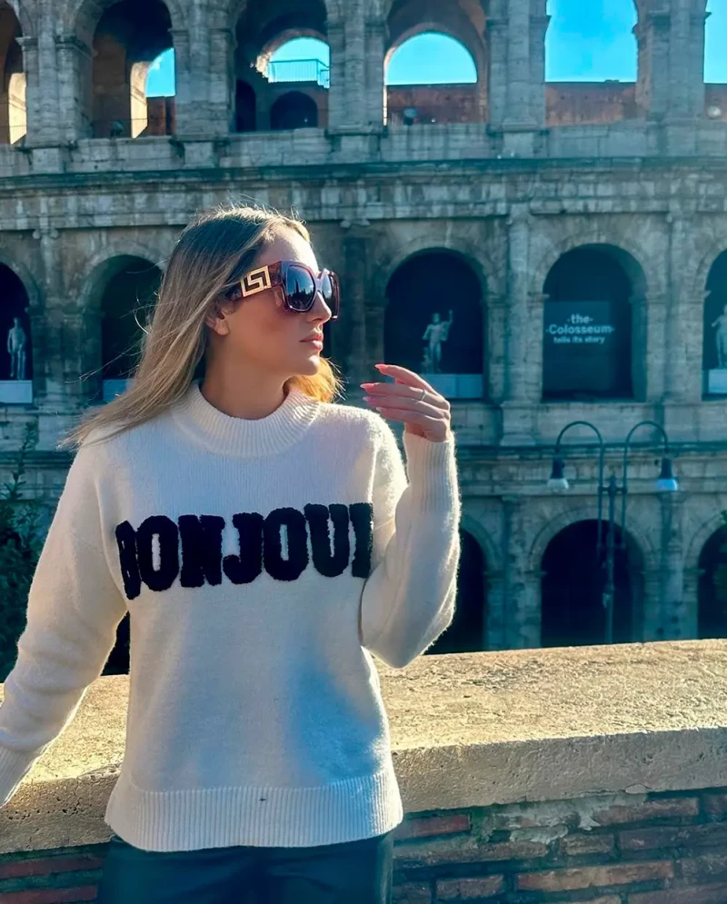 Rocío Flores posando delante del Coliseo romano.