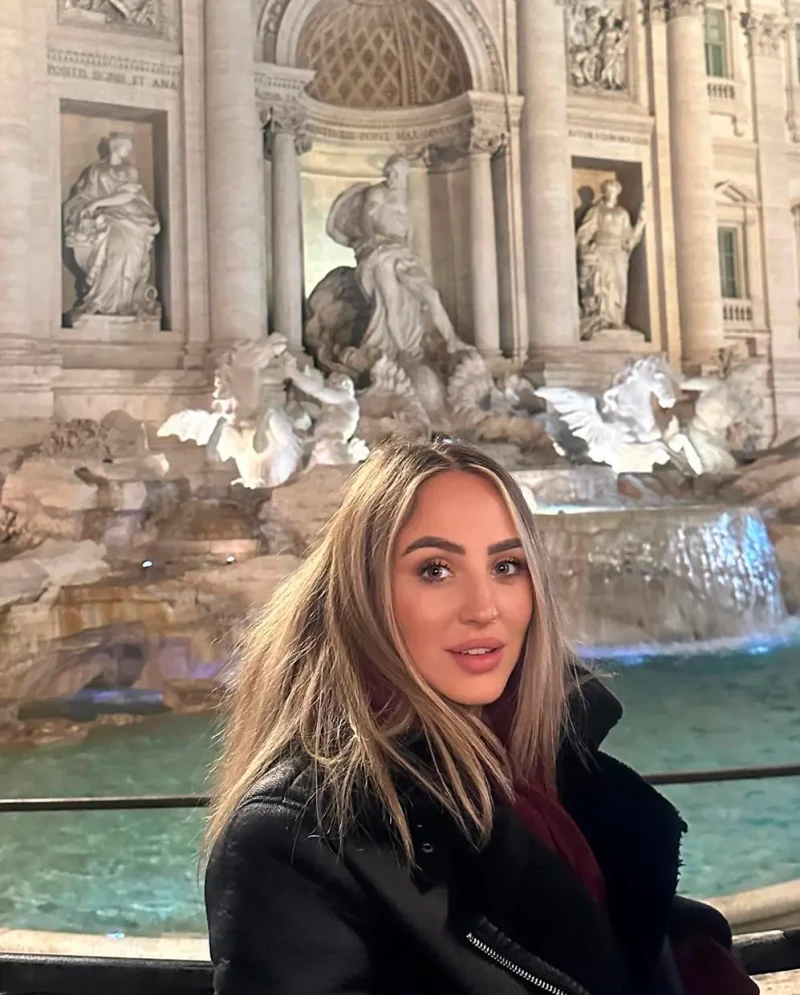 Rocío Flores posando delante de la Fontana di Trevi.