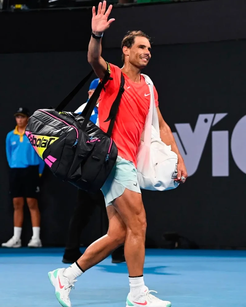 Rafa Nadal saludando durante un partido de tenis.