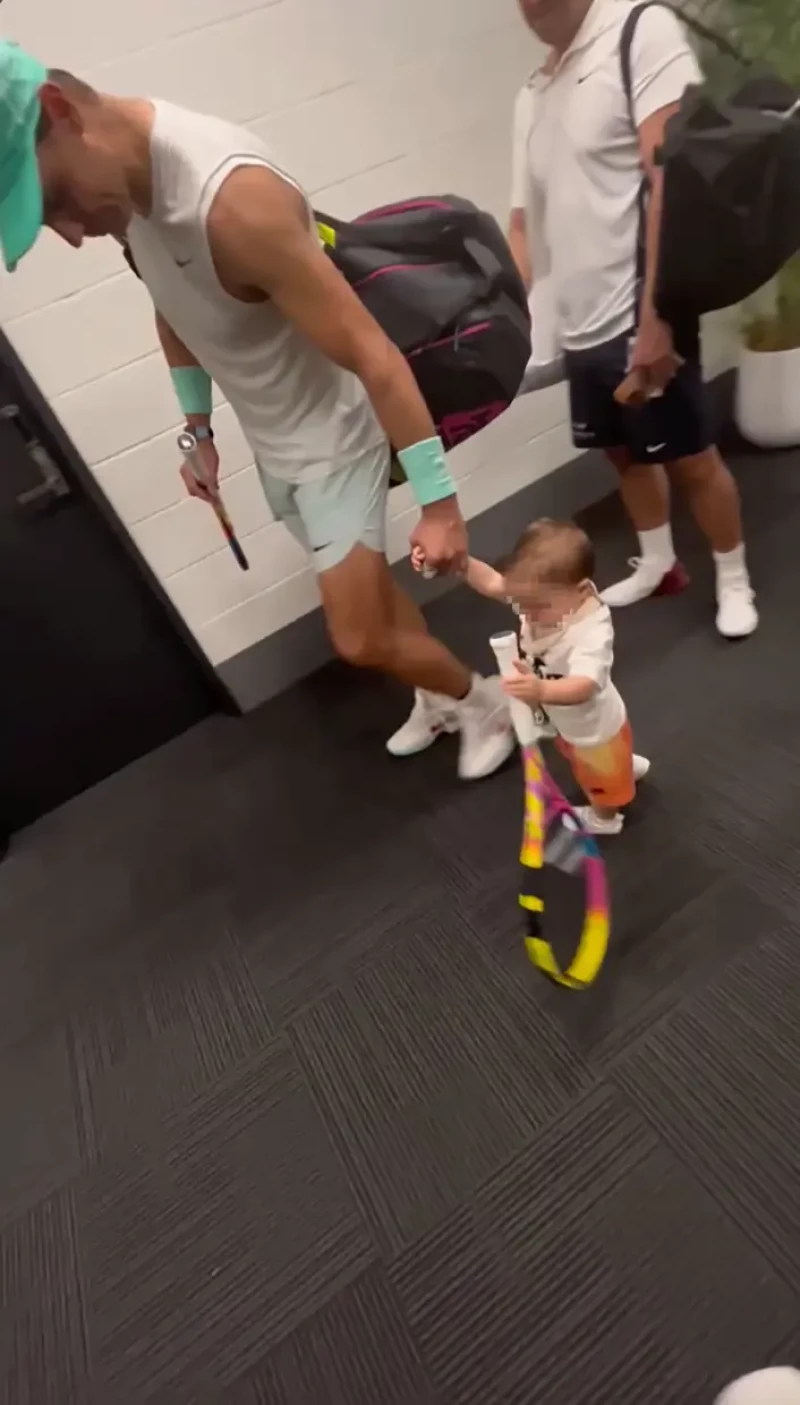 Rafa Nadal con su hijo en los túneles de vestidores antes de un partido.