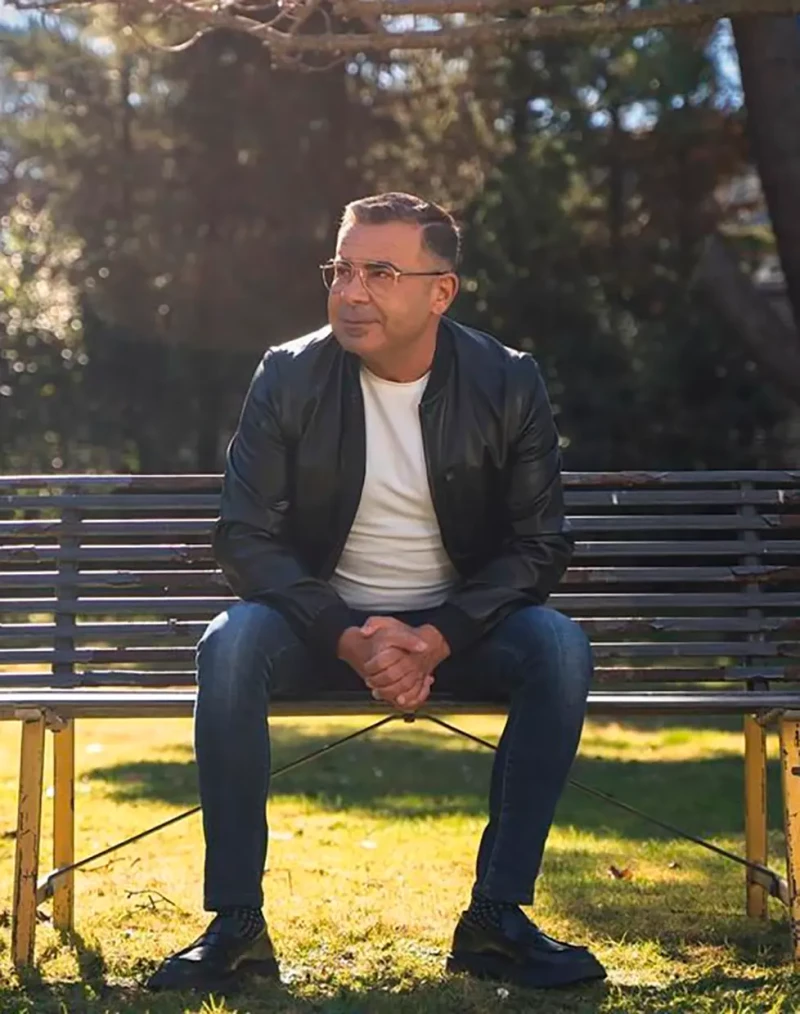 Jorge Javier Vázquez en un banco.