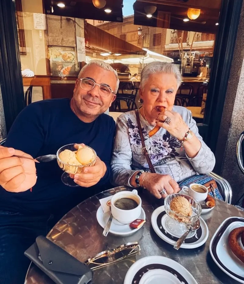 Jorge Javier Vázquez comiendo con su madre.