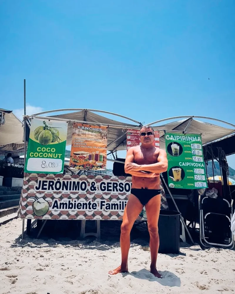 Jorge Javier en bañador en la playa.