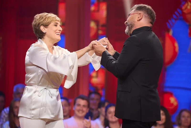 Jorge Javier Vázquez con la actriz Anabel Alonso en 'Cuentos chinos'.