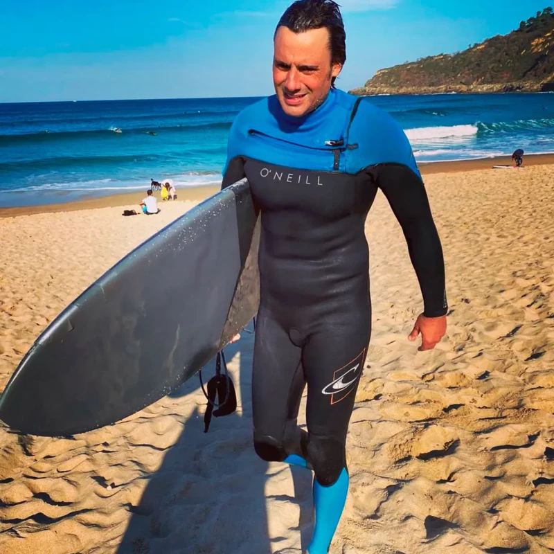 Ion Aramendi practicando surf.