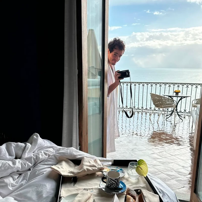 Iñigo Onieva con una cámara de fotos en la terraza de un hotel