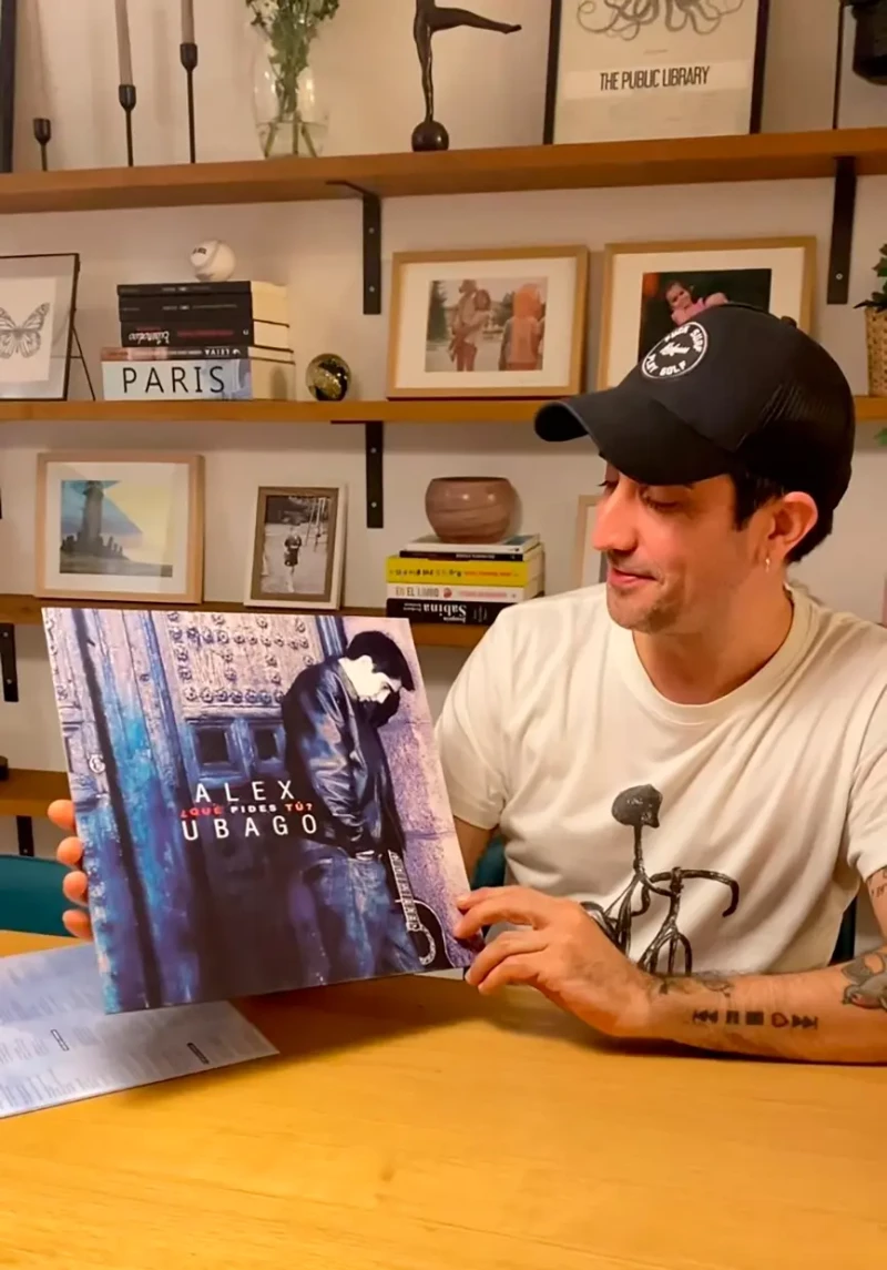 Álex Ubago con uno de sus discos.