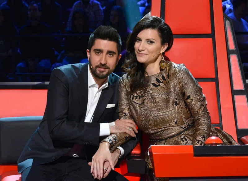 Álex Ubago junto a Laura Pausini en 'La Voz'.