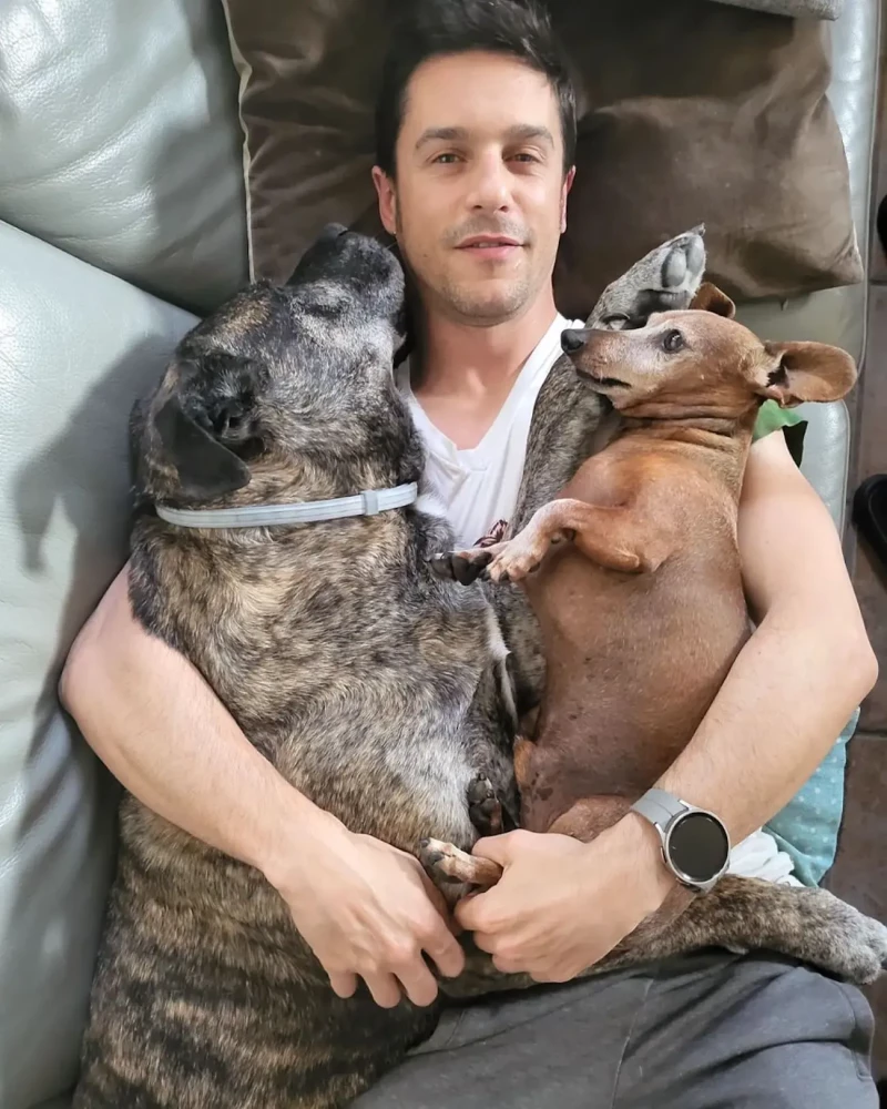 Alejo Sauras con sus perros