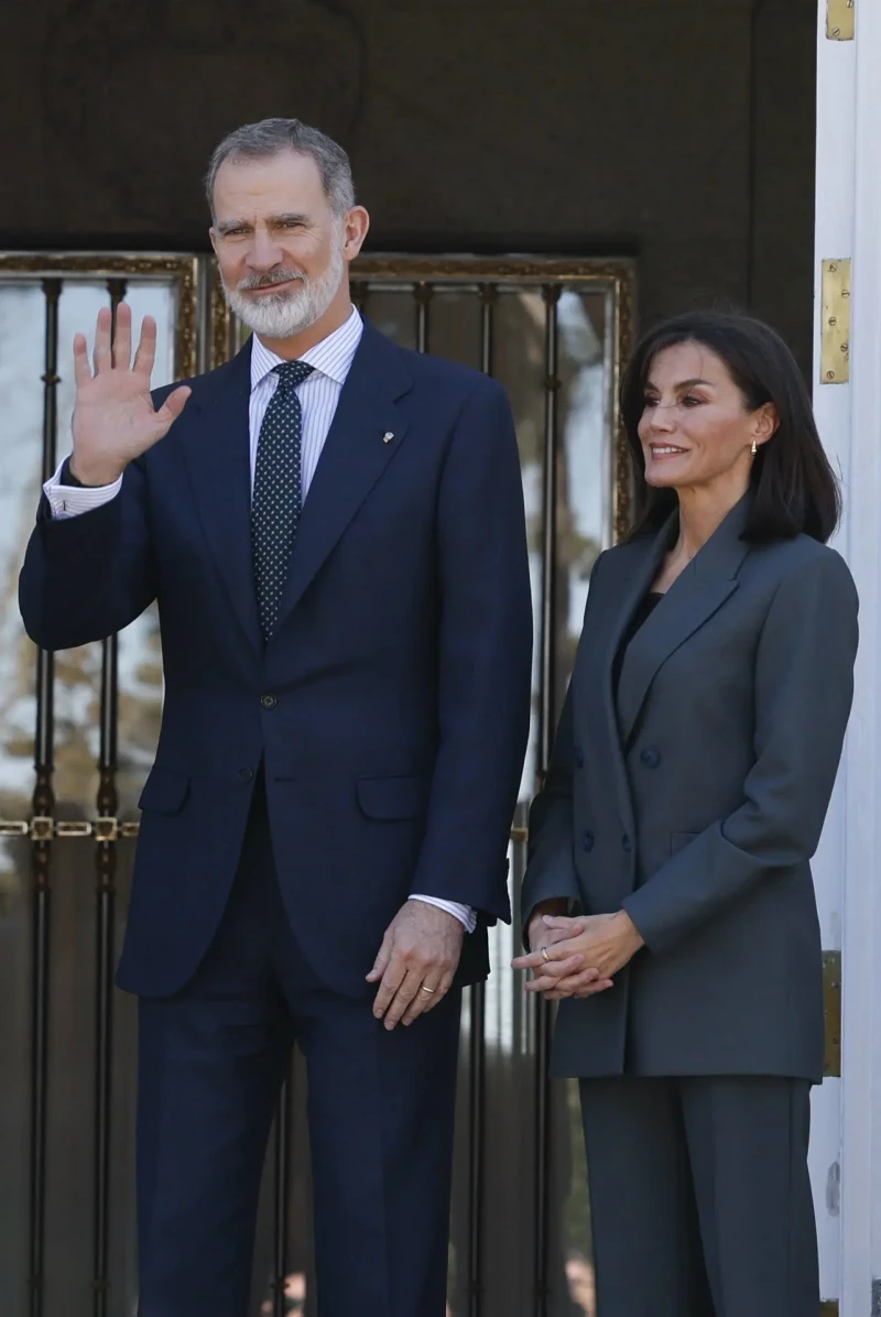 LETIZIA CON FELIPE Y CORTE NUEVO