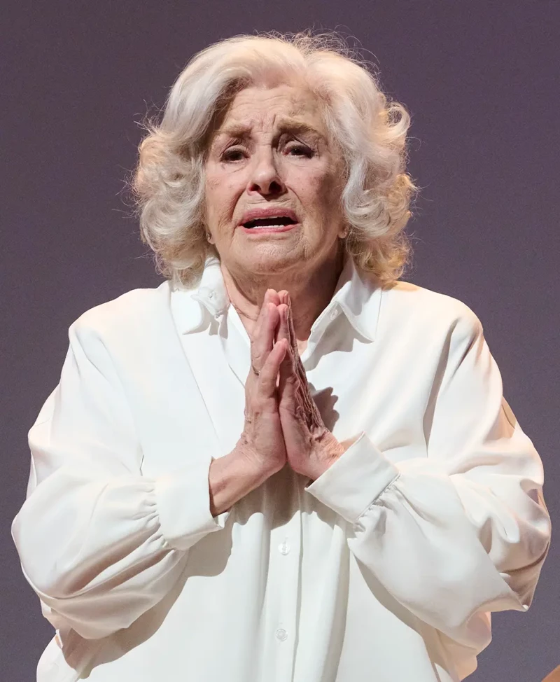 Lola Herrera actuando en un escenario de teatro.