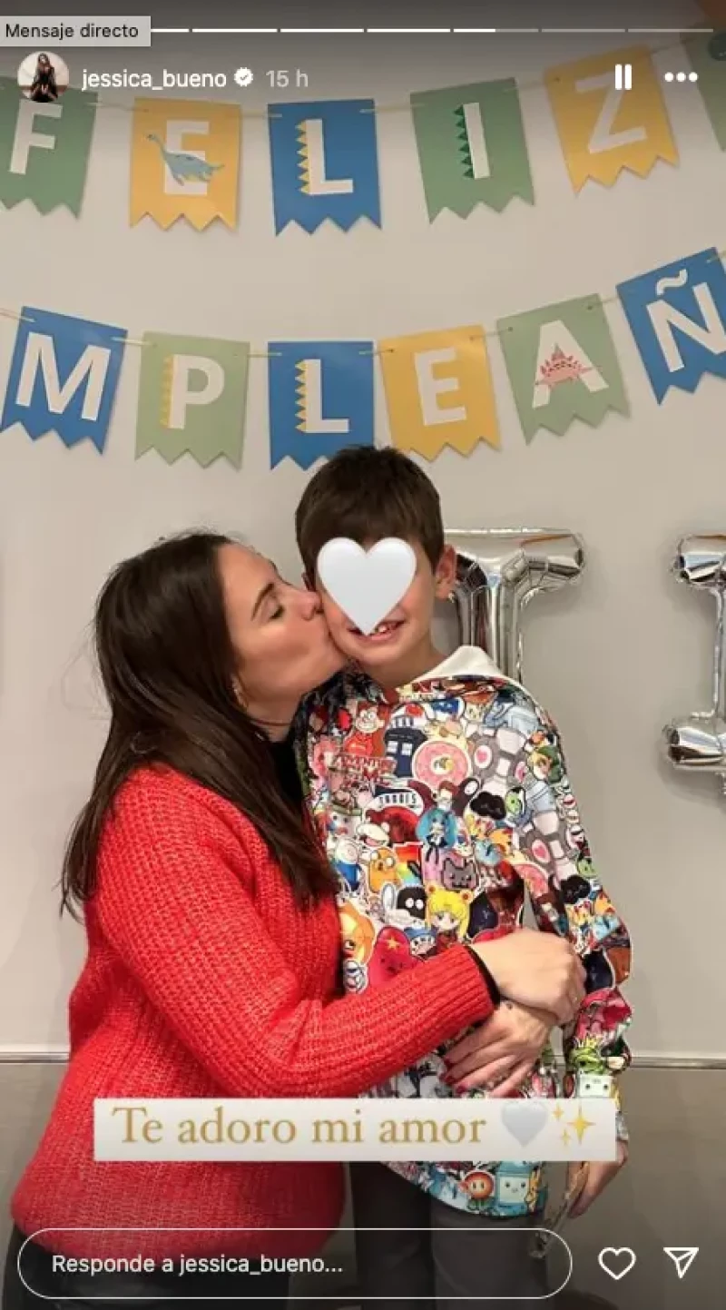 BESO JESSICA A SU HIJO