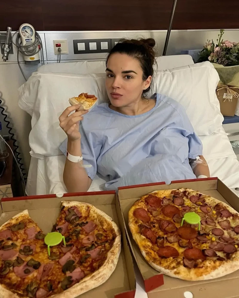 melody comiendo pizza después de parir