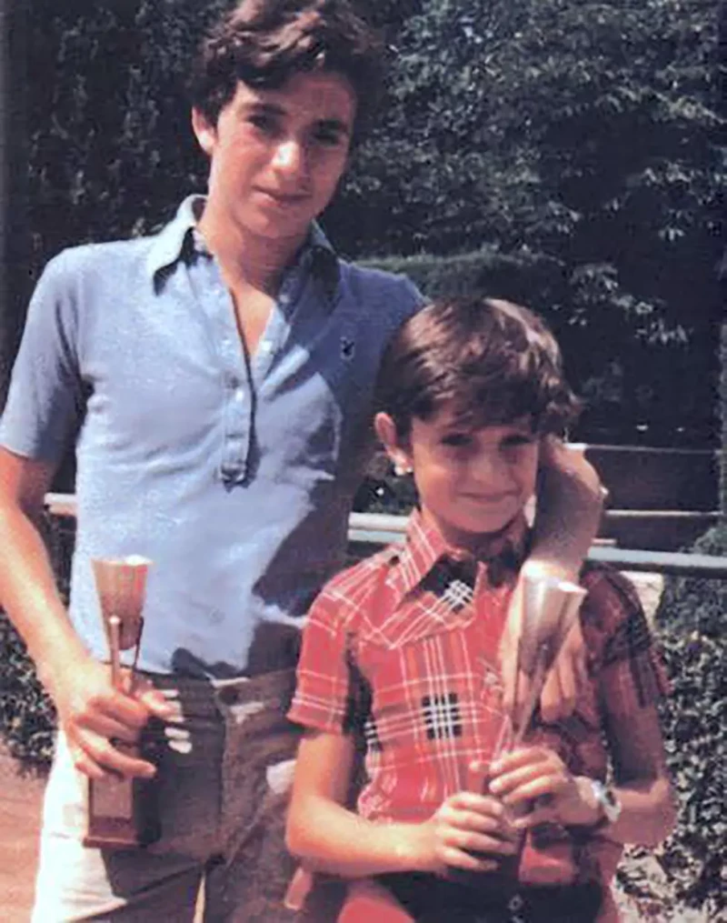 José María con Nacho, al que le saca cinco años, cuando eran niños.