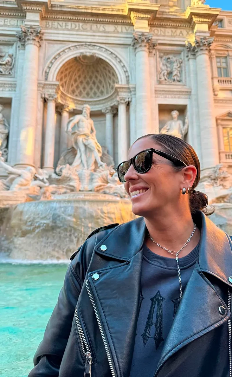 Anabel Pantoja posando delante de la Fontana di Trevi en Roma