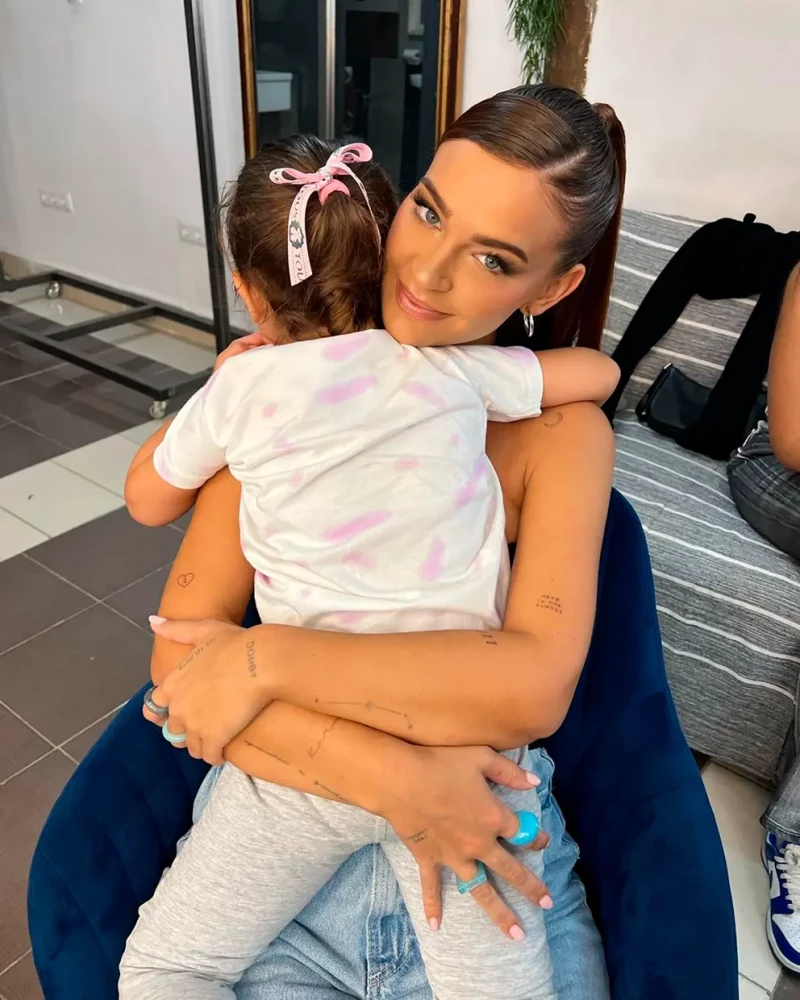 Laura Escanes con su hija en brazos.